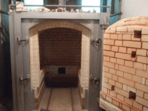 ガス窯　湯飲みなら400個一遍に焼けるという。