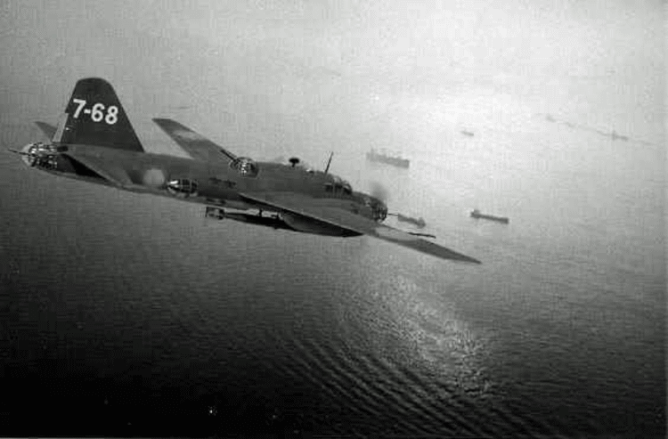 敵艦を攻撃する一式陸攻