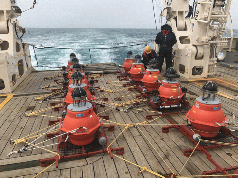 北海道根室沖の海底に設置された音波データを観測する装置＝東北大・北海道大・海洋研究開発機構提供